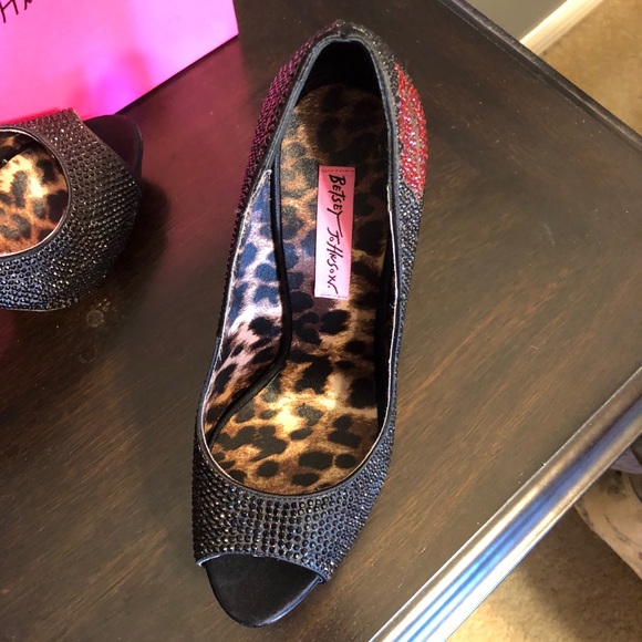 Heels - Picture 3 of 3